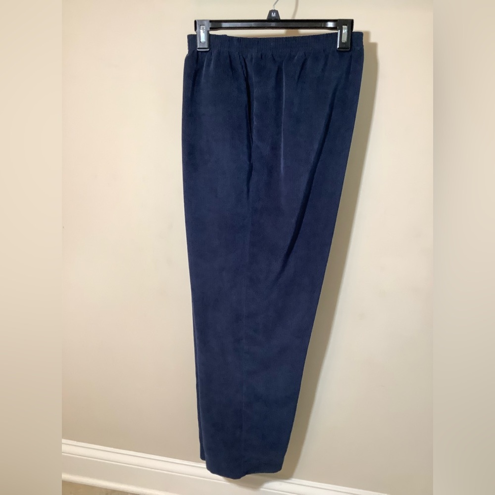 Alfred Dunner Navy Corduroy pull on pant size 16 worn a couple of times look new